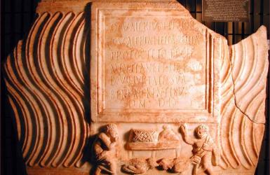 Fronte di sarcofago strigilato